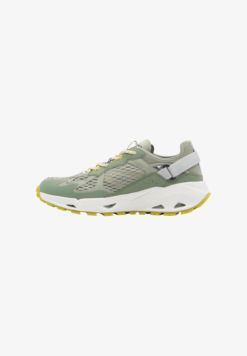 Groene mesh en synthetische sportschoen met gele veters en loopzool. Bevat een lichtgrijze hielstrip en een gestructureerd zijontwerp.