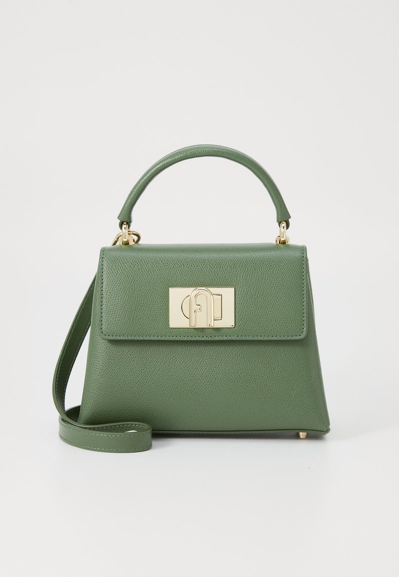Sac à main en cuir vert avec une forme structurée, une poignée supérieure, une bandoulière amovible et un détail en or sur le devant. Surface texturée.