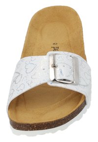 Weißes Rutsch-Sandalenmodell mit Herzmustern, silberner Schnalle und braunem Korkfußbett. Glattes Obermaterial und strukturierte Innenauskleidung für zusätzlichen Komfort.