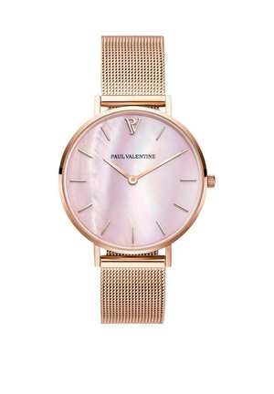 Montre ronde avec un bracelet en maille rose doré, présentant un cadran en nacre rose, des index horaires minimalistes et un logo en haut.