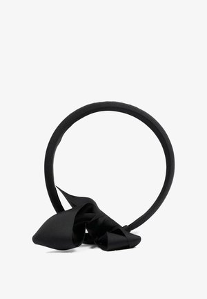 Fascia nera imbottita con un grande fiocco di raso annodato alla base, mostrata su sfondo bianco.