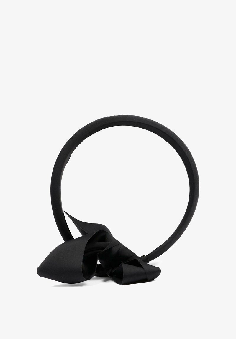 Fascia nera imbottita con un grande fiocco di raso annodato alla base, mostrata su sfondo bianco.