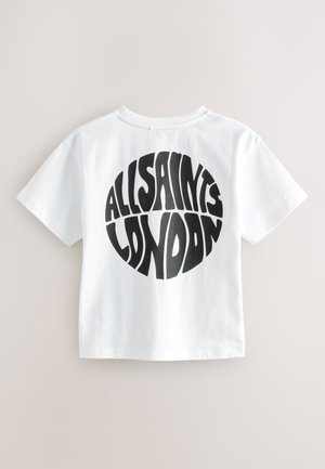 Camiseta blanca de manga corta con un gran texto circular negro que dice "ALLSAINTS LONDON" en la espalda sobre un fondo neutro.