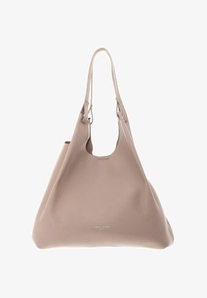 Sac cabas en cuir beige texturé avec de longues poignées et un logo de marque discrètement embossé, centré près du bas.