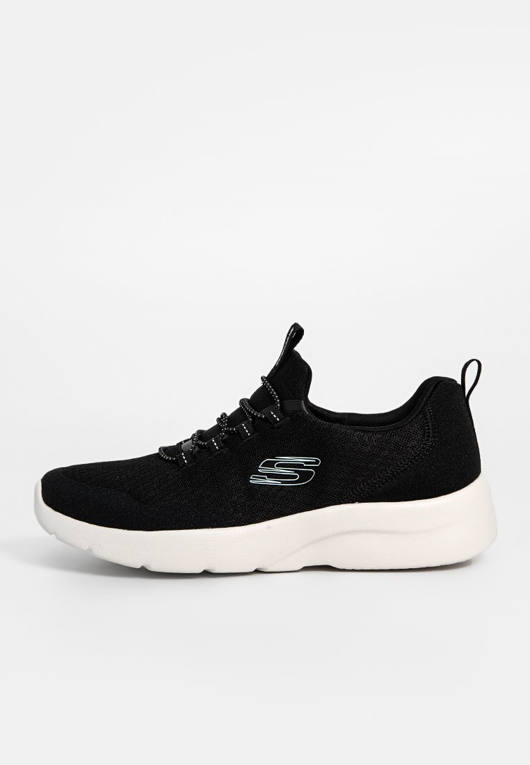 Zapatilla deportiva negra con parte superior de tela texturizada, media suela blanca, cierre de cordones y un logo prominente en el lateral.
