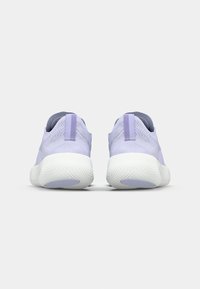 Baskets de sport violet clair avec un dessus texturé respirant, des accents bleu foncé contrastants et une épaisse semelle en caoutchouc blanche.