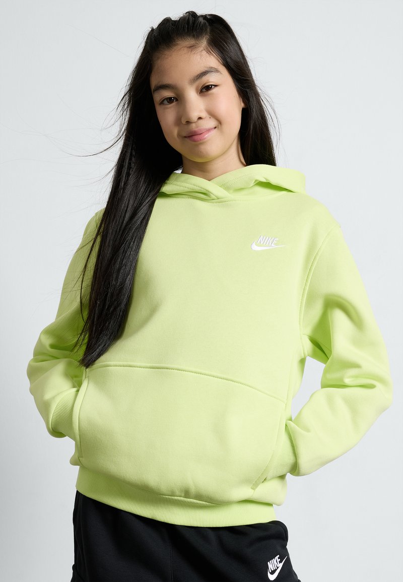 Felpa verde chiaro in tessuto morbido con tasca frontale e logo Nike bianco sul petto. Presenta un cappuccio aderente e polsini a coste.