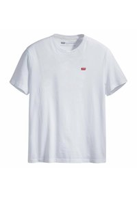 Camiseta de manga corta blanca hecha de algodón, con un pequeño logo rojo de Levi's en el lado izquierdo del pecho y un cuello redondo clásico.