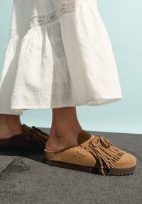 Bershka - FLAT WITH FRINGE DETAILS - Mules - beige Thumbnail Image 1