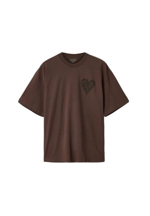Braunes Baumwoll-T-Shirt mit lockerem Schnitt. Auf der linken Brust befindet sich eine schwarze Herzgrafik. Kurzärmlig, Rundhalsausschnitt.