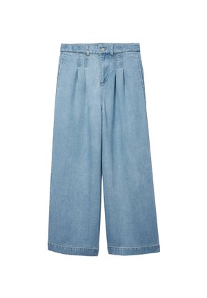 Pantalon en jean bleu clair à jambes larges avec plis sur le devant, passants de ceinture, bouton et fermeture éclair, présenté à plat sur fond blanc.