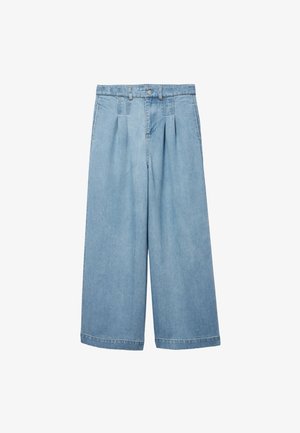 Pantalon en jean bleu clair à jambes larges avec plis sur le devant, passants de ceinture, bouton et fermeture éclair, présenté à plat sur fond blanc.