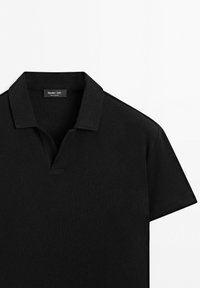 Polo noir à manches courtes avec col et patte ouverte, étiqueté Massimo Dutti, présenté sur fond blanc.