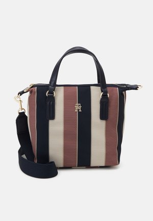 Lille håndtaske med lodrette navyblå, beige og brune striber, sorte håndtag, aftagelig sort skulderrem og logo og hardware i guldton.