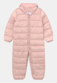 Roze gewatteerd skipak met capuchon, voorzien van een voorrits, horizontale doorgestikte naden en elastische manchetten. Gemaakt van glad, synthetisch materiaal.