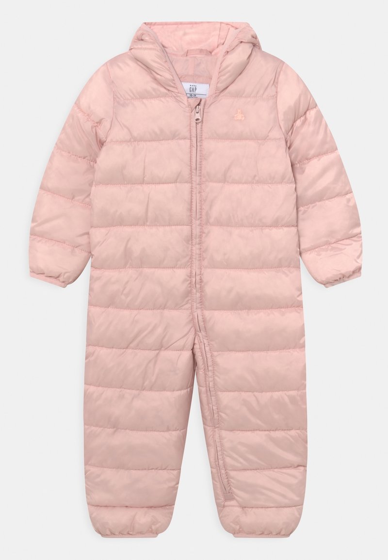 Roze gewatteerd skipak met capuchon, voorzien van een voorrits, horizontale doorgestikte naden en elastische manchetten. Gemaakt van glad, synthetisch materiaal.