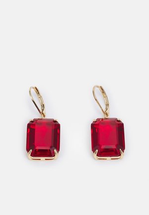 Boucles d'oreilles à fermoirs dormeuses en or avec de grandes pierres précieuses rectangulaires facettées rouge profond, serties en quatre griffes sur un fond blanc.
