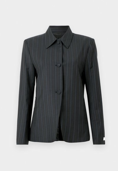 Zwarte blazer met krijtstreep, voorzien van een puntige kraag, drie knopen en een getailleerde pasvorm. Heeft lichtblauwe strepen en een gladde textuur.