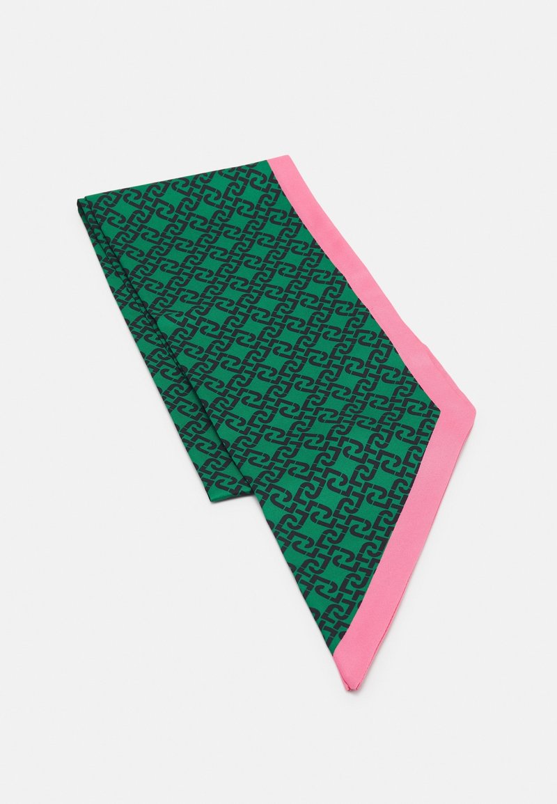 Écharpe verte avec motif de chaîne géométrique noire et bordure rose, pliée sur une surface blanche.