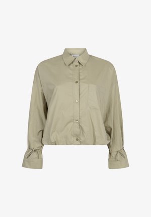 Beige cropped shirt met lange mouwen, puntige kraag, knopen aan de voorkant, borstzak en gestrikte manchetten op een witte achtergrond.
