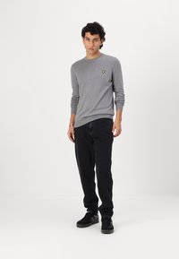 Tommy Jeans ISAAC TAPERED - Relaxed fit jeans - denim black
