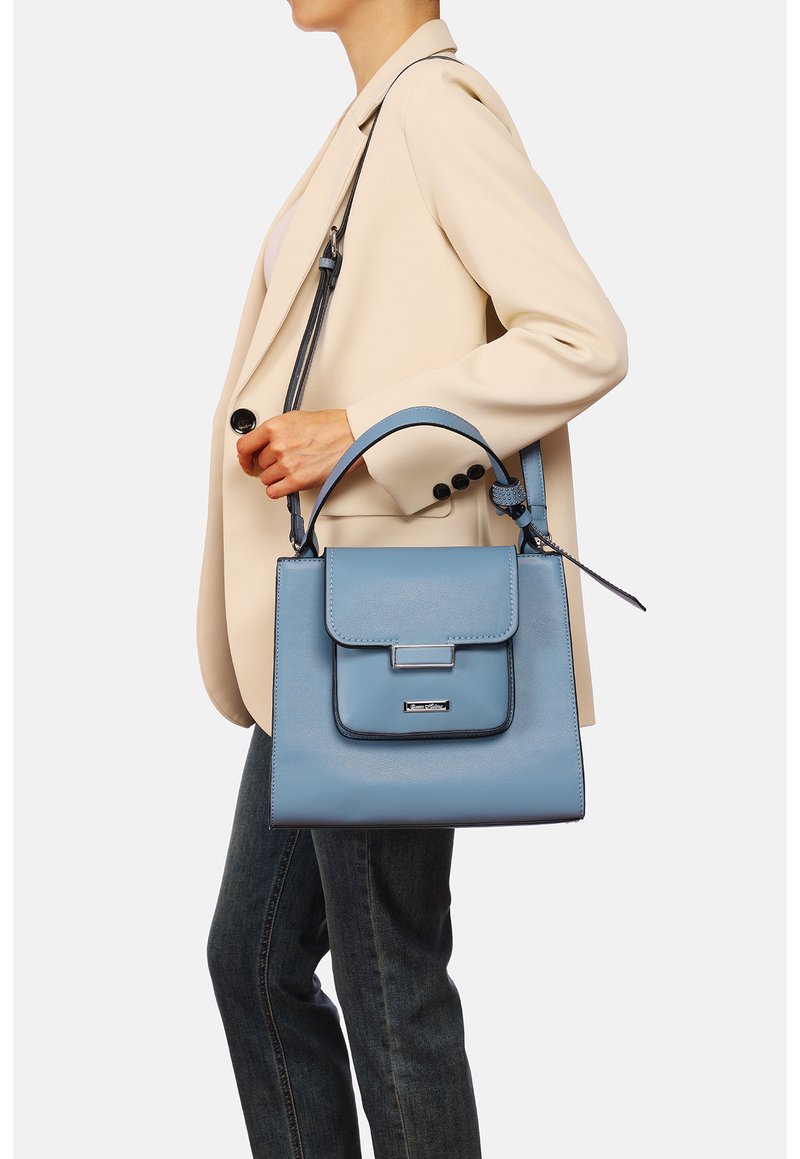 Borsa a mano in pelle azzurro chiaro, con una forma strutturata, manico superiore, tracolla removibile e tasca frontale con pattina e chiusura in argento.