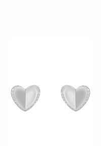 Pendientes de plata en forma de corazón con un acabado pulido, que presentan un diseño bicolor y un sutil bisel decorativo.