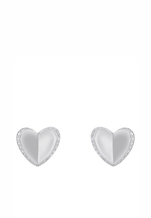 Pendientes de plata en forma de corazón con un acabado pulido, que presentan un diseño bicolor y un sutil bisel decorativo.