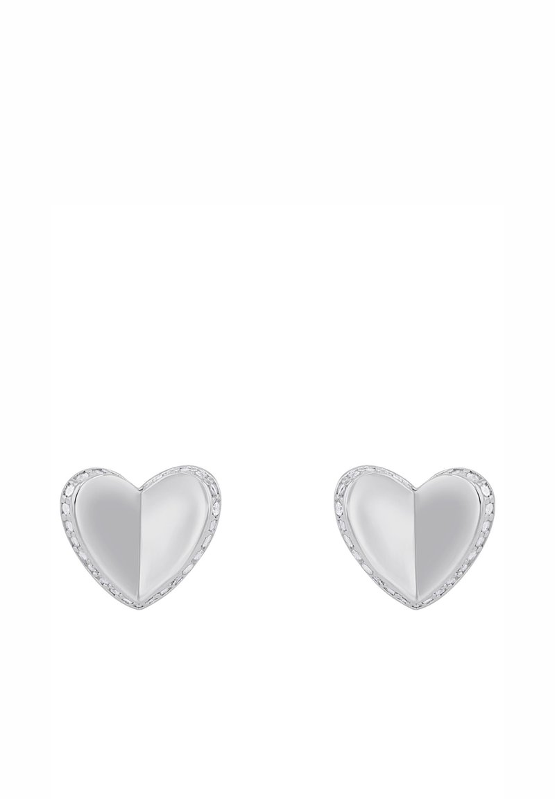 Pendientes de plata en forma de corazón con un acabado pulido, que presentan un diseño bicolor y un sutil bisel decorativo.