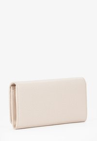 Beige lederen portemonnee met een gestructureerd oppervlak, rechthoekige vorm en een gladde afwerking. Heeft een overslagontwerp zonder zichtbare hardware.