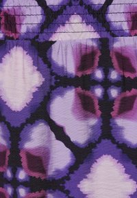 Kankaan violetti kuviointi, joka esittelee abstrakteja muotoja violeteissa, laventelin ja mustissa sävyissä. Tekstuuuri näyttää sileältä ja siinä on hieman kiiltoa.