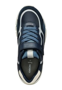 Zapatilla azul marino con parte superior de malla y cuero, suela texturizada, correa ajustable de Velcro y acentos en azul claro que contrastan.