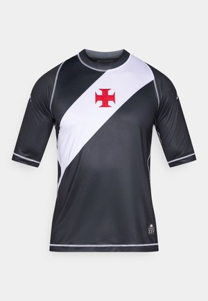 Schwarz-weißes Sportshirt mit kurzen Ärmeln, einem diagonalen Design, einem roten gestickten Kreuz und silbernen Akzenten.