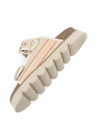 Sandales tissées avec des rayures rose et jaune, comportant deux boucles, une semelle épaisse à bords en dentelle et un pied en liège texturé.