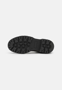 Bullboxer Kotníkové boty na platformě - black