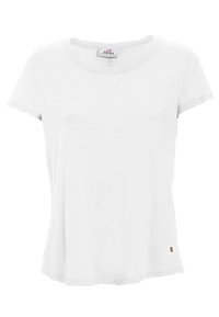 Camiseta blanca de manga corta hecha de tela ligera, con escote redondo y un pequeño logo cerca del dobladillo.