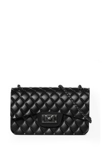 Schwarze gesteppte Handtasche aus glänzendem Material mit rechteckiger Form, silberner Hardware, einer Frontklappe und einem Kettenriemen.