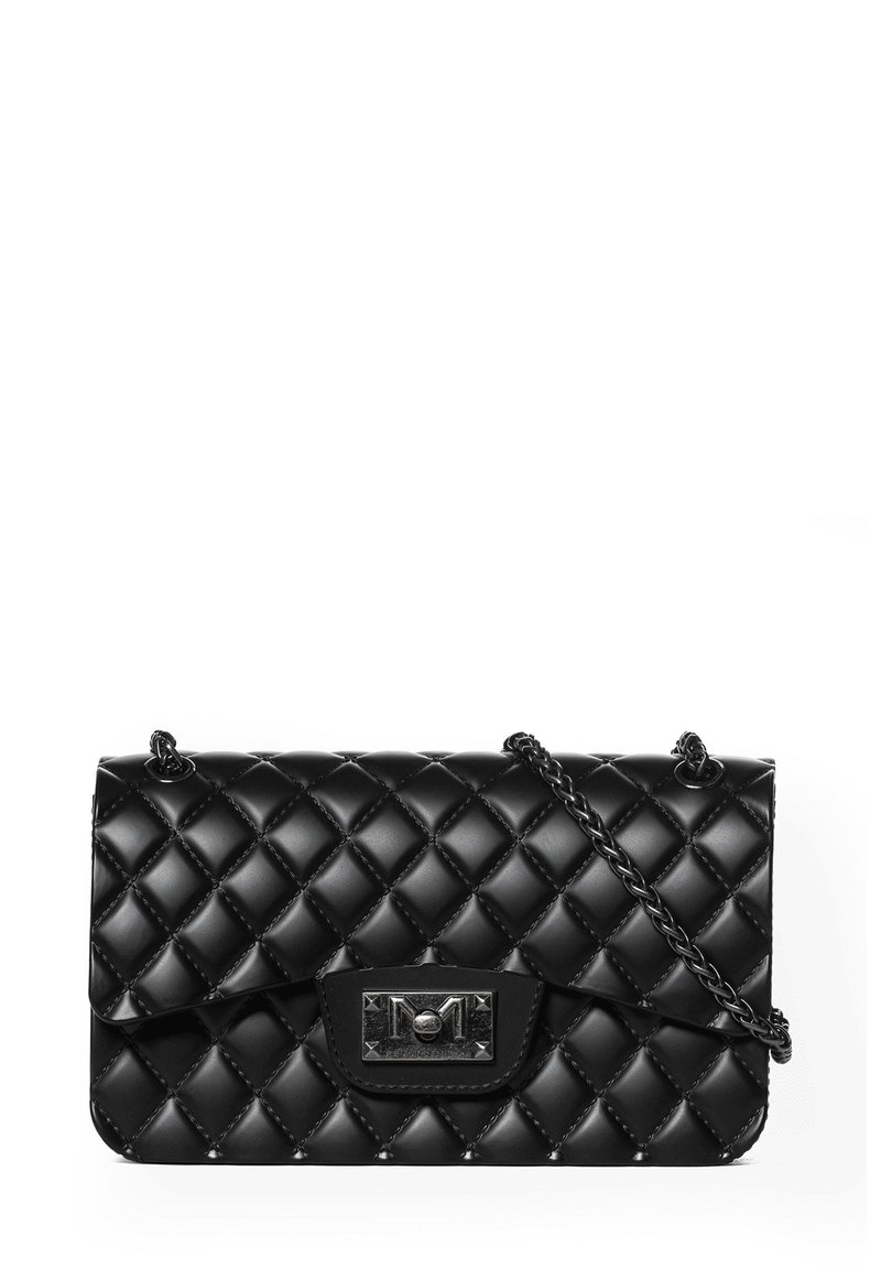 Schwarze gesteppte Handtasche aus glänzendem Material mit rechteckiger Form, silberner Hardware, einer Frontklappe und einem Kettenriemen.