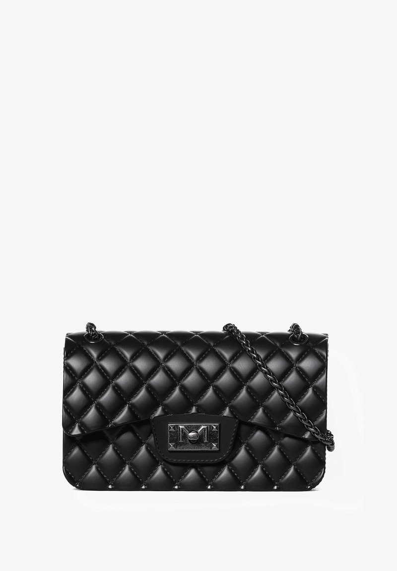 Schwarze gesteppte Handtasche aus glänzendem Material mit rechteckiger Form, silberner Hardware, einer Frontklappe und einem Kettenriemen.