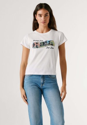Witte katoenen T-shirt met korte mouwen en een kleurrijke "Greetings from CHELSEA" opdruk. Gecombineerd met lichtblauwe spijkerbroek.