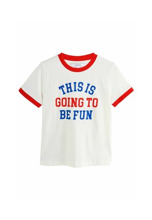 Biała koszulka z krótkim rękawem z czerwonym kołnierzykiem i wykończeniem rękawów, z niebieskim i czerwonym napisem: "TO BĘDZIE ZABAWA."