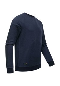 Sudadera azul marino con un tejido texturizado, cuello redondo y puños acanalados. Presenta un logo en el lado inferior. Corte regular y diseño minimalista.