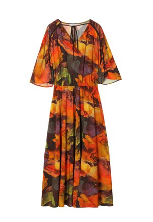 Dlouhé šaty s širokými rukávy, zdobené mnohobarevným květinovým vzorem v oranžové, žluté a zelené barvě, s nařaseným pasem a výstřihem do V.