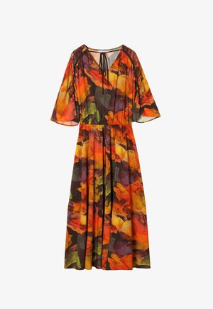 Ilgas suknelė su varpo formos rankovėmis, puikuojanti daugiaspalviu gėlių raštu oranžinės, geltonos ir žalios spalvų deriniu, su įdaru juosmeniu ir V formos iškirpte.