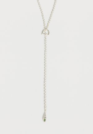Ασημένιο κολιέ με αλυσίδα και μικρό μενταγιόν σε σχήμα σταγόνας νερού με πράσινη πολύτιμη πέτρα στο τέλος.