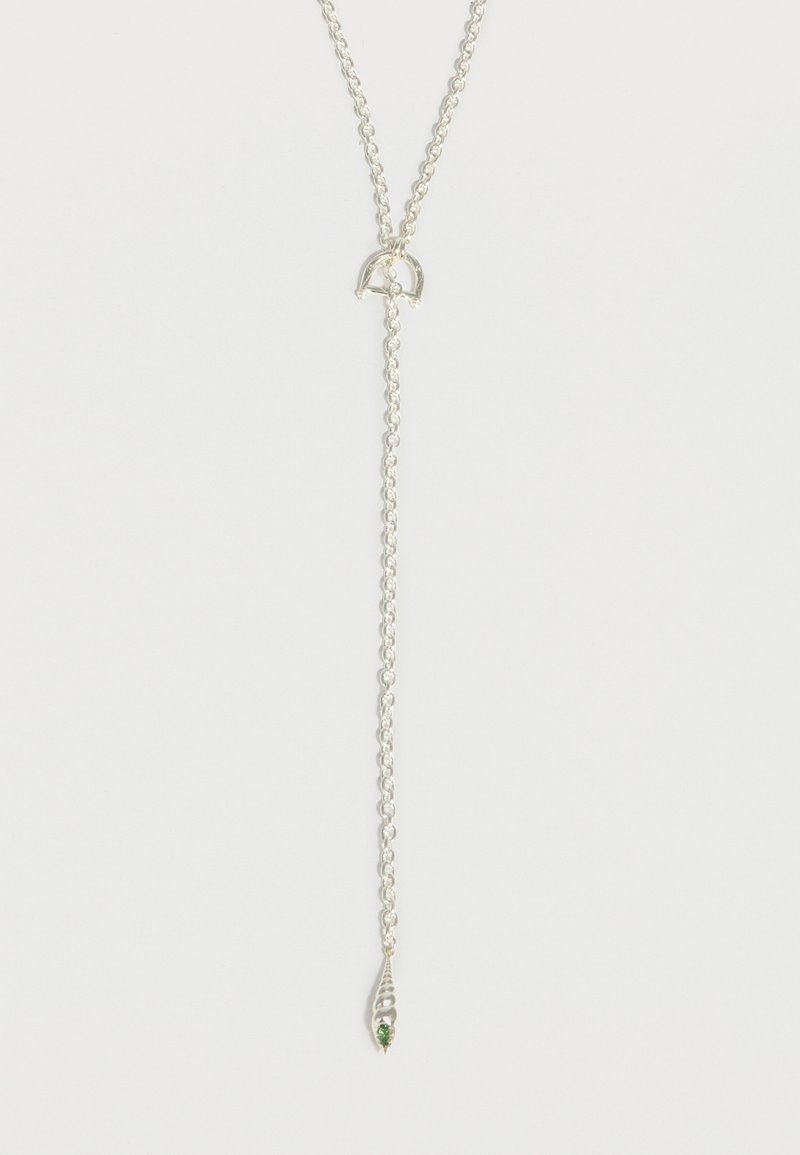 Ασημένιο κολιέ με αλυσίδα και μικρό μενταγιόν σε σχήμα σταγόνας νερού με πράσινη πολύτιμη πέτρα στο τέλος.