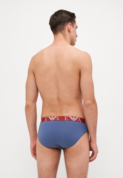 Caleçons pour hommes en tissu coton bleu avec une ceinture élastique rouge arborant un imprimé logo blanc. Design classique avec une coupe ajustée.