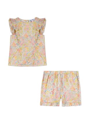 Completo con top e pantaloni corti in tonalità pastello. Il top presenta maniche a volant e un collo rotondo; i pantaloni corti hanno un cinturino elastico e un orlo a volant.