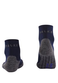 Calcetines deportivos azul marino con textura acanalada, que presentan una sección de talón y puntera gris, y el logo "FALKE" en la parte superior en gris claro.