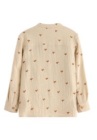 Beige Hemd aus strukturiertem Stoff mit einem sich wiederholenden Fuchs-Kopf-Muster in Braun und Weiß, langen Ärmeln und geknöpften Manschetten.